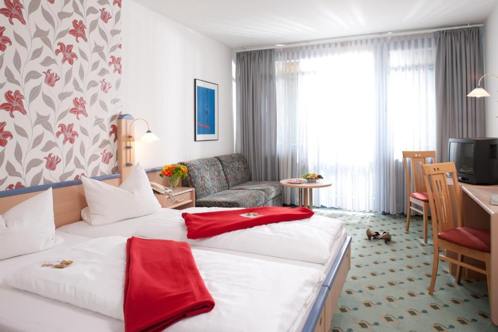 Behringers Freizeit - Und Tagungshotel Goessweinstein Extérieur photo